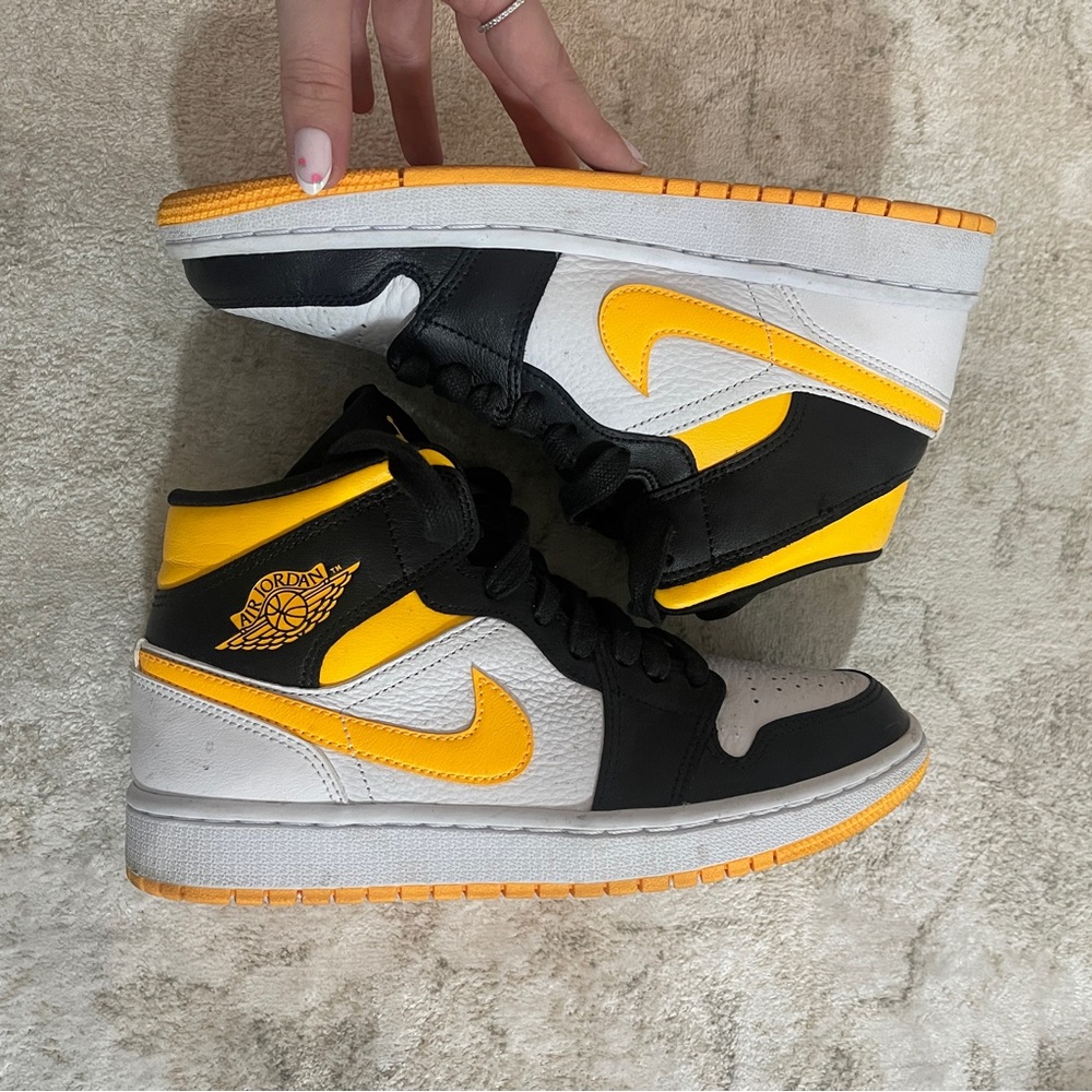 Women’s Air Jordan 1 Mid SE 'White Laser Orange' – 7.5 W